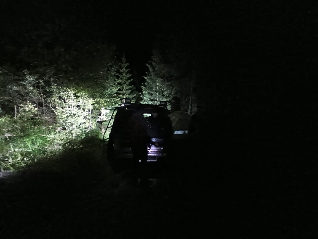 terénne vozidlo HZS v noci na lesnej ceste