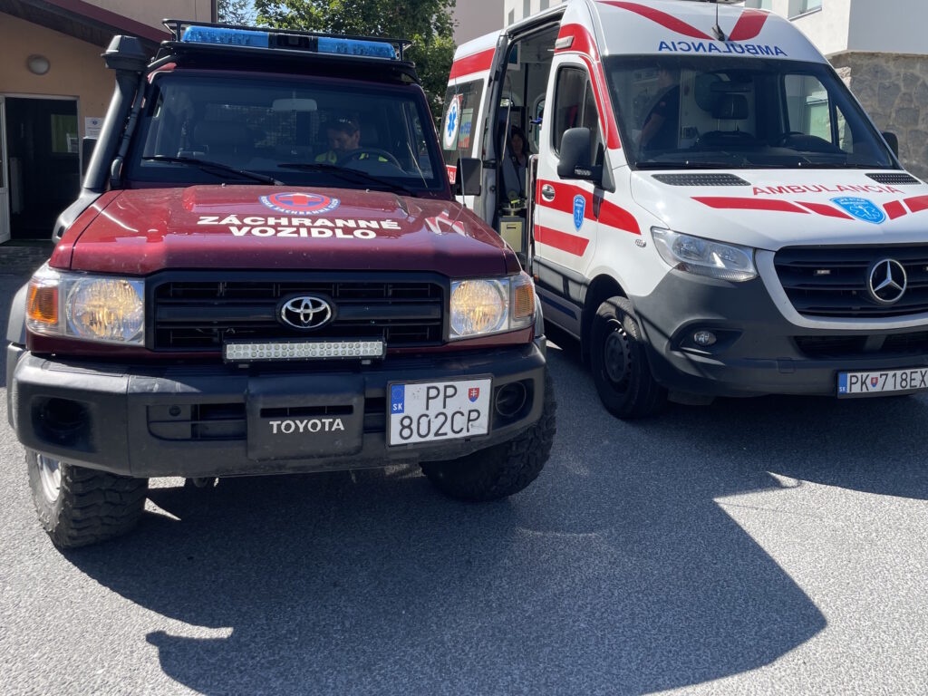 záchranné vozidlo HZS vedľa vozidla RZP pri odovzdaní pacienta