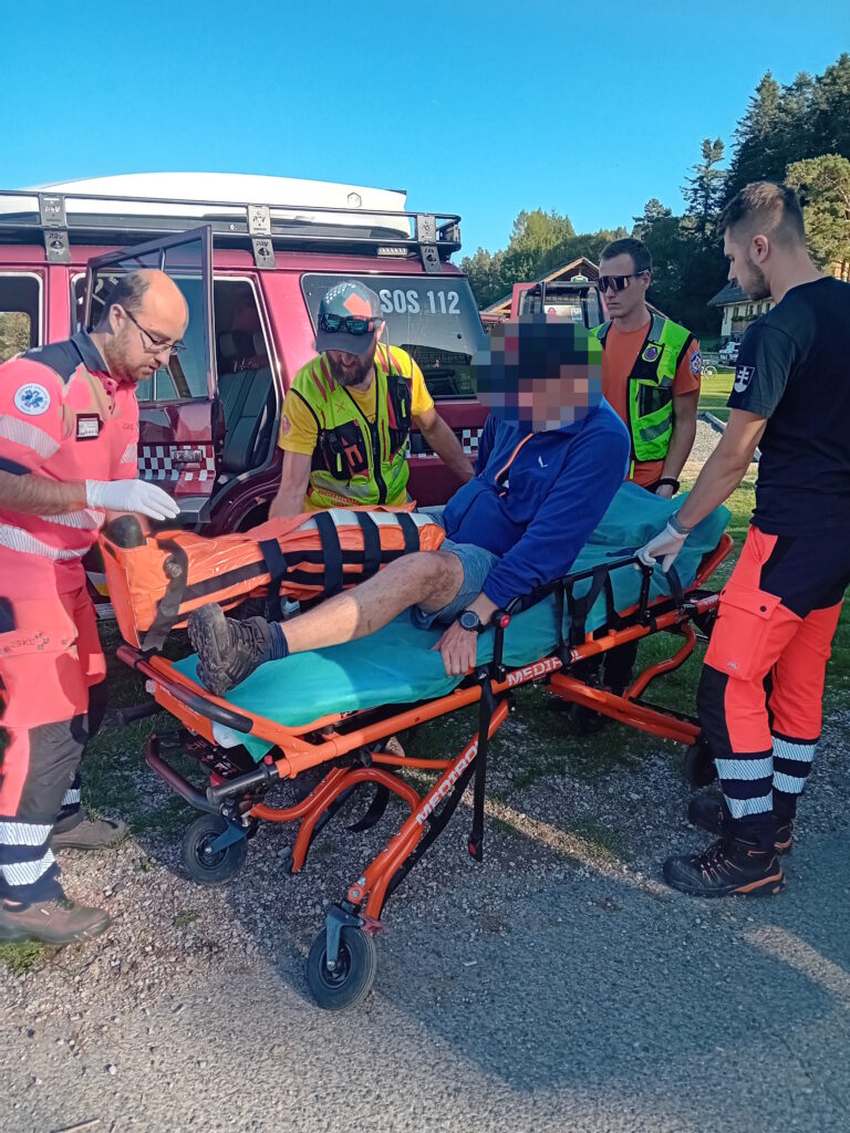 záchranári HZS odovzdávajú pacienta RZP