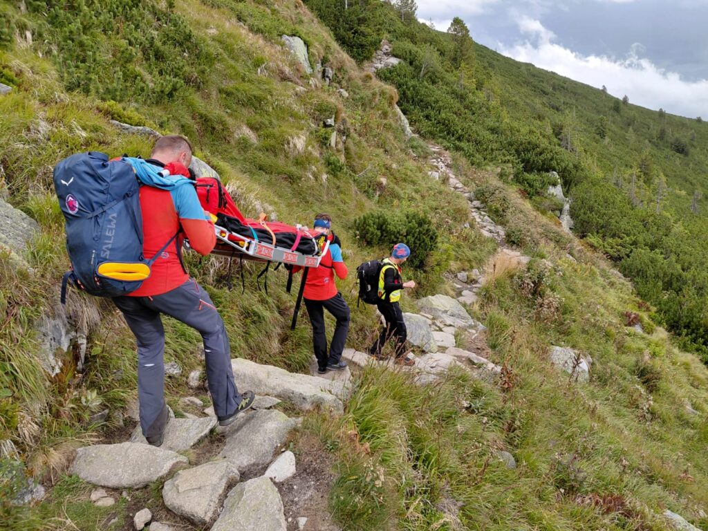transport pacienta horskými záchranármi na nosidlách v horskom teréne