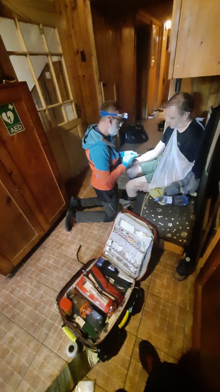 záchranár HZS ošetruje pacienta na Chate pri Zelenom plese