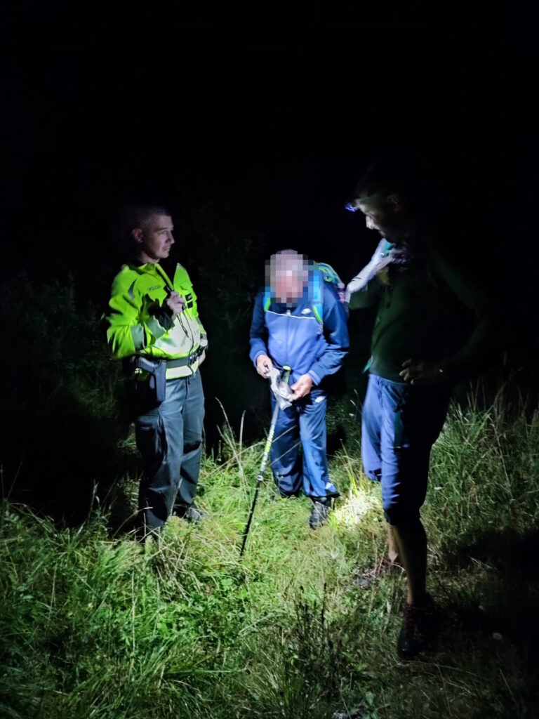 príslušník PZ a záchranár HZS pri nájdení nezvestnej osoby