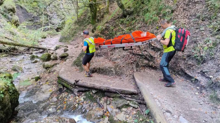 transport pacienta záchranármi HZS na nosidlách cez Jánošíkove diery