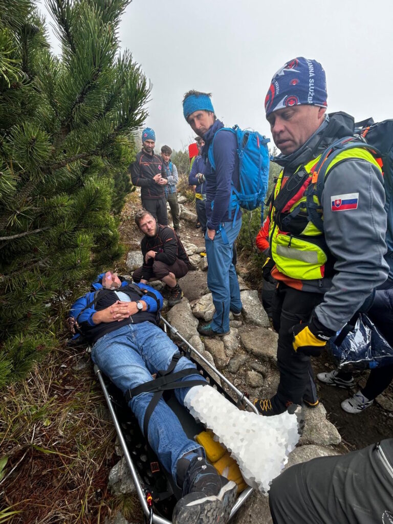 Ošetrenie zraneného záchranármi HZS, naloženie pacienta na nosidlá