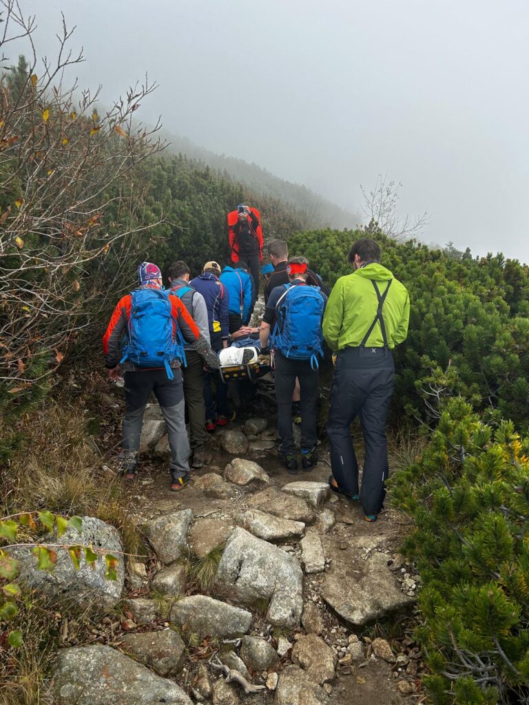 Transport zraneného záchranármi HZS na nosidlách po TZCH