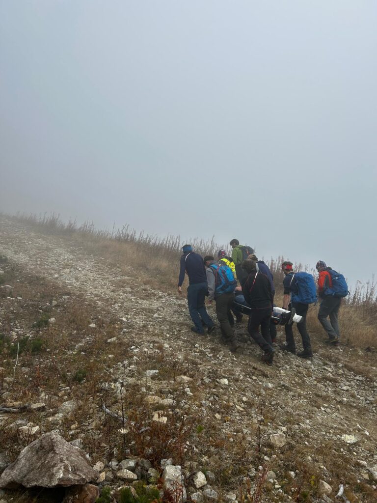 Transport zraneného záchranármi HZS na nosidlách po TZCH