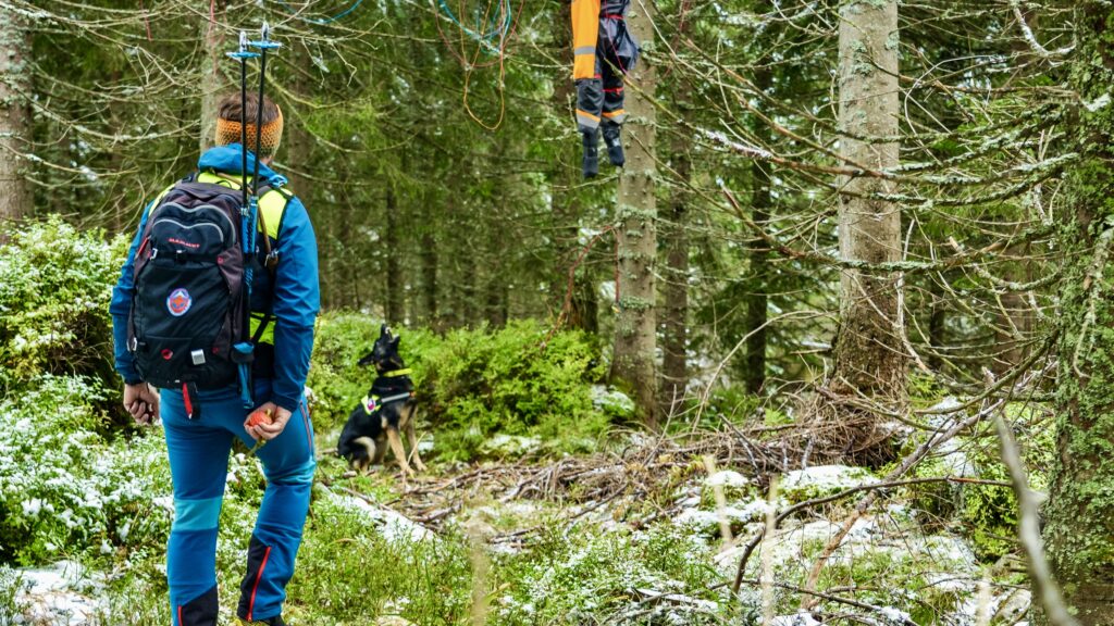 Kynologické preteky HZS - záchranár HZS so svojim psom v lesnom teréne 