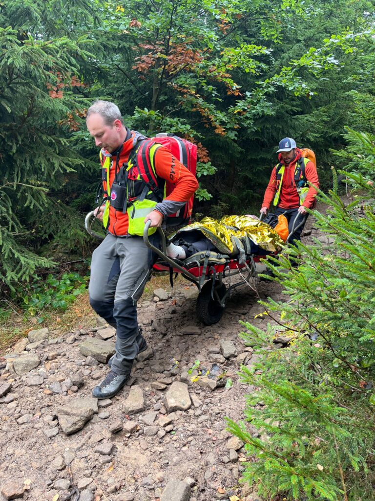 ilustračná foto - Záchranná akcia HZS, záchranári transportujú pacienta na nosidlách 