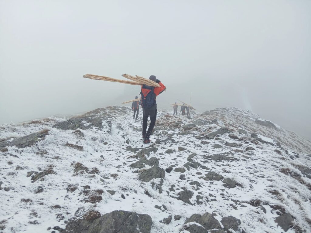 tyčovanie Nízkych Tatier, záchranári HZS s tyčami 