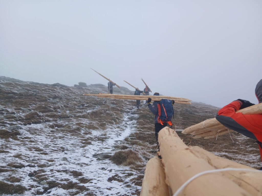 tyčovanie Nízkych Tatier, záchranári HZS s tyčami 