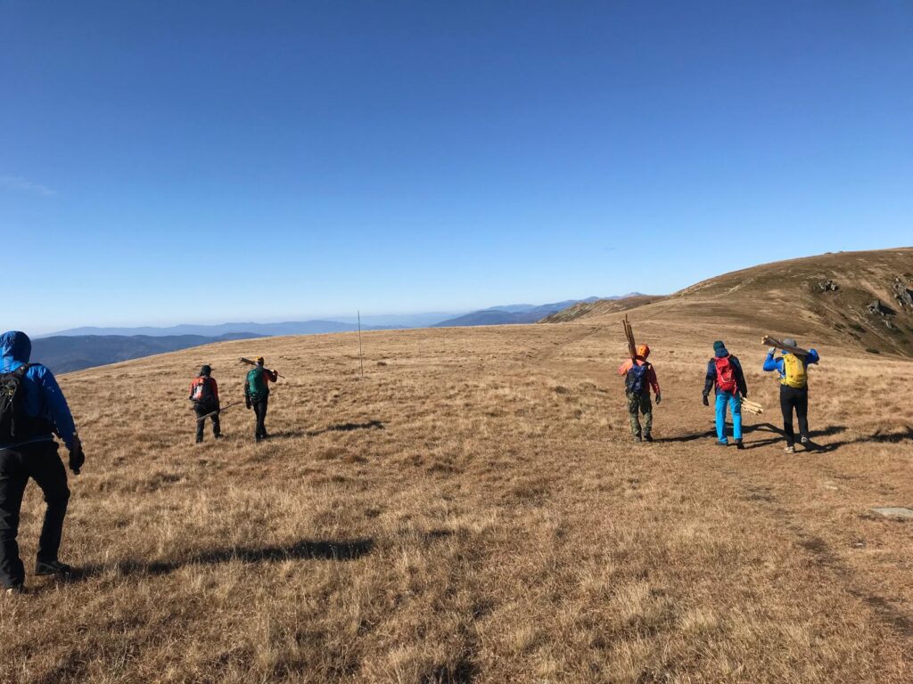 tyčovanie Nízkych Tatier, záchranári HZS s tyčami na hrebeni 