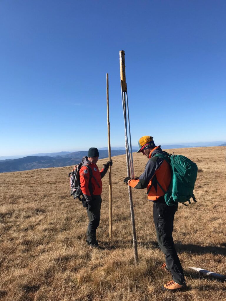 tyčovanie Nízkych Tatier, záchranári HZS s tyčami 