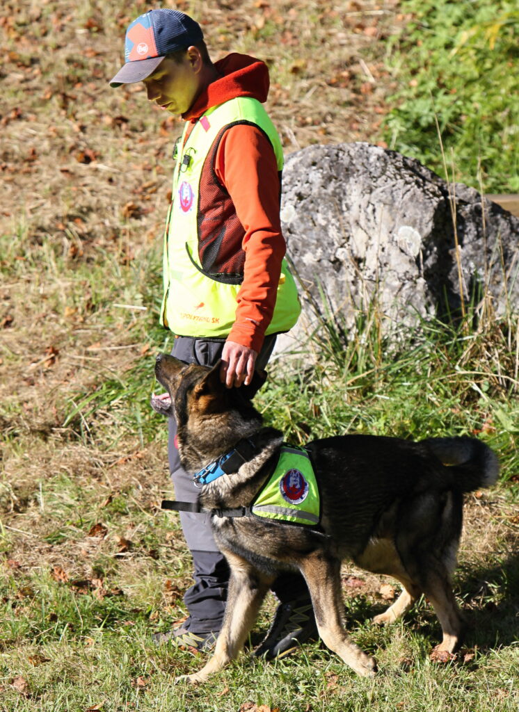 Z ukážok prác záchranárov HZS kynológia