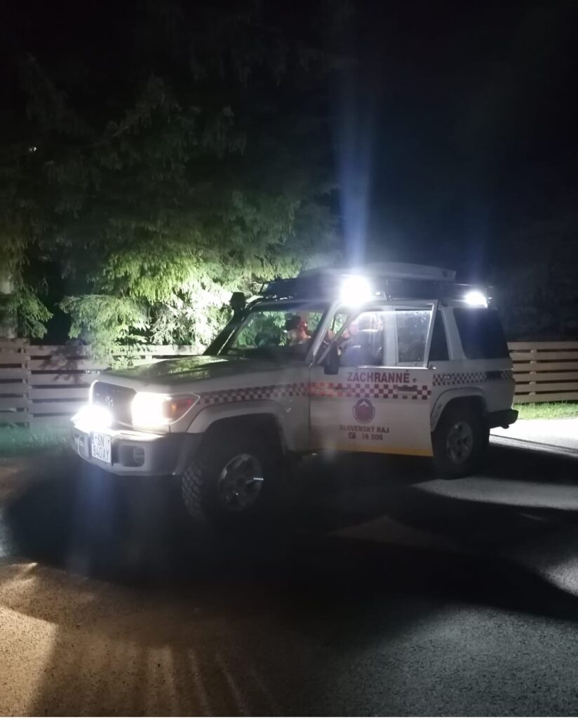 ilustračná foto - záchranné vozidlo HZS v noci 