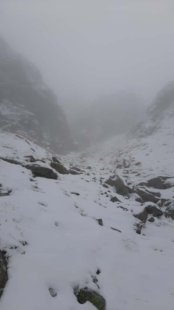 Podmienky na horách - zasnežený terén, hmla