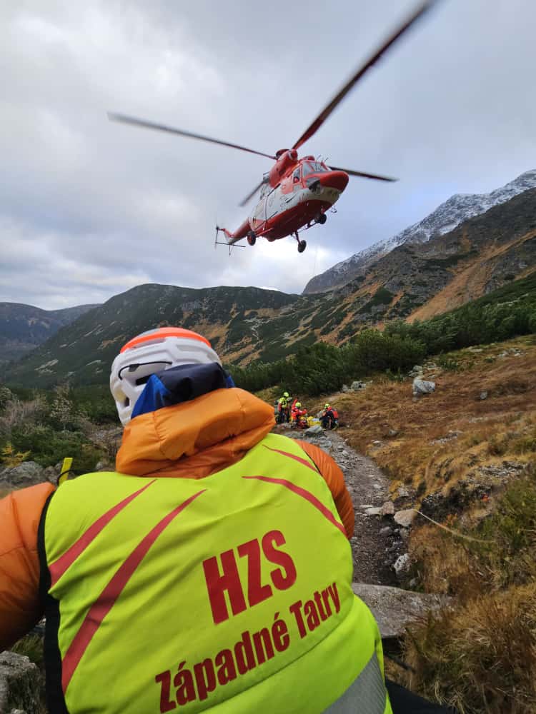 Navádzanie vrtulníka záchranárom HZS