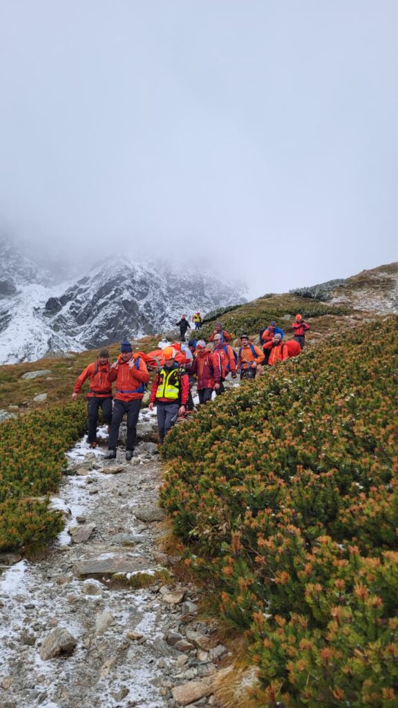 transport pacienta záchranármi HZS na nosidlách
