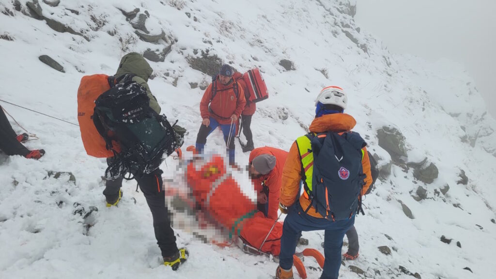 Záchranná akcia - transport pacienta na nosidlách zasneženým terénom