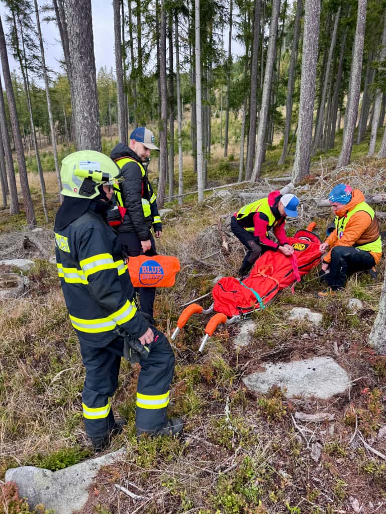 Záchranná akcia HZS v lese s hasičmi