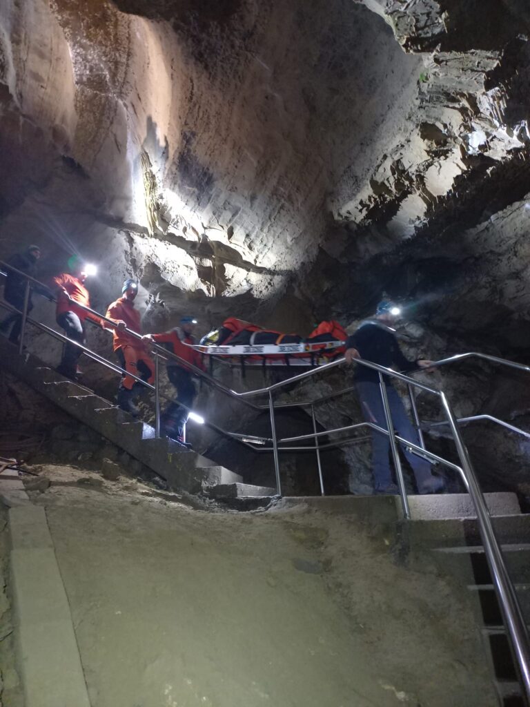 Záchranná akcia HZS v Belianskej jaskyni - transport pacienta na nosidlách v jaskyni