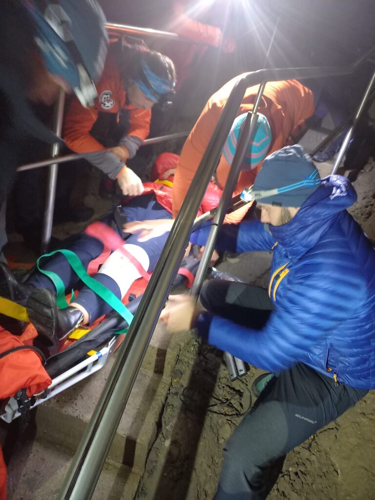 Záchranná akcia HZS v Belianskej jaskyni - transport pacienta na nosidlách v jaskyni