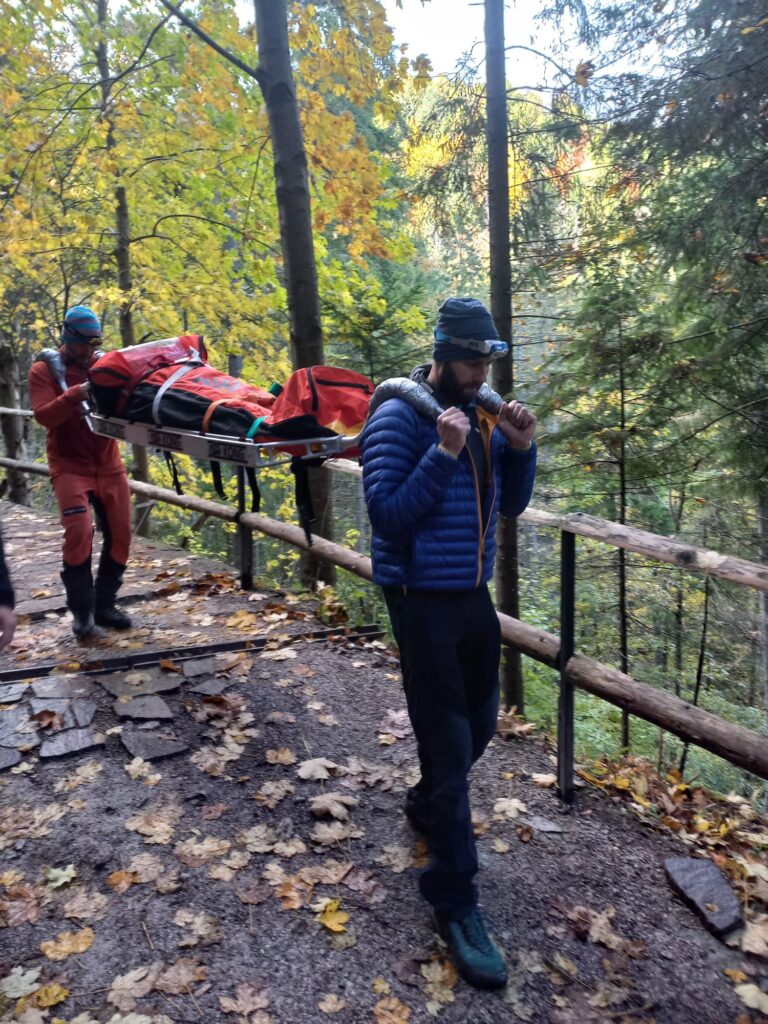Záchranná akcia HZS v Belianskej jaskyni - transport pacienta na nosidlách pred jaskyňou