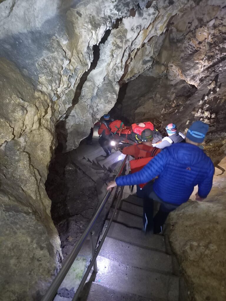 Záchranná akcia HZS v Belianskej jaskyni - transport pacienta na nosidlách v jaskyni