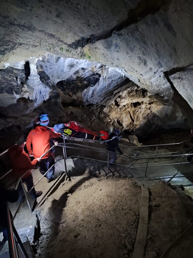 Záchranná akcia HZS v Belianskej jaskyni - transport pacienta na nosidlách v jaskyni