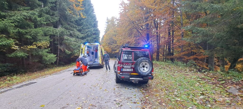Záchranná akcia HZS - terénne vozidlo HZS a vozidlo RZP  pod Martinskými hoľami - odovzdanie pacienta