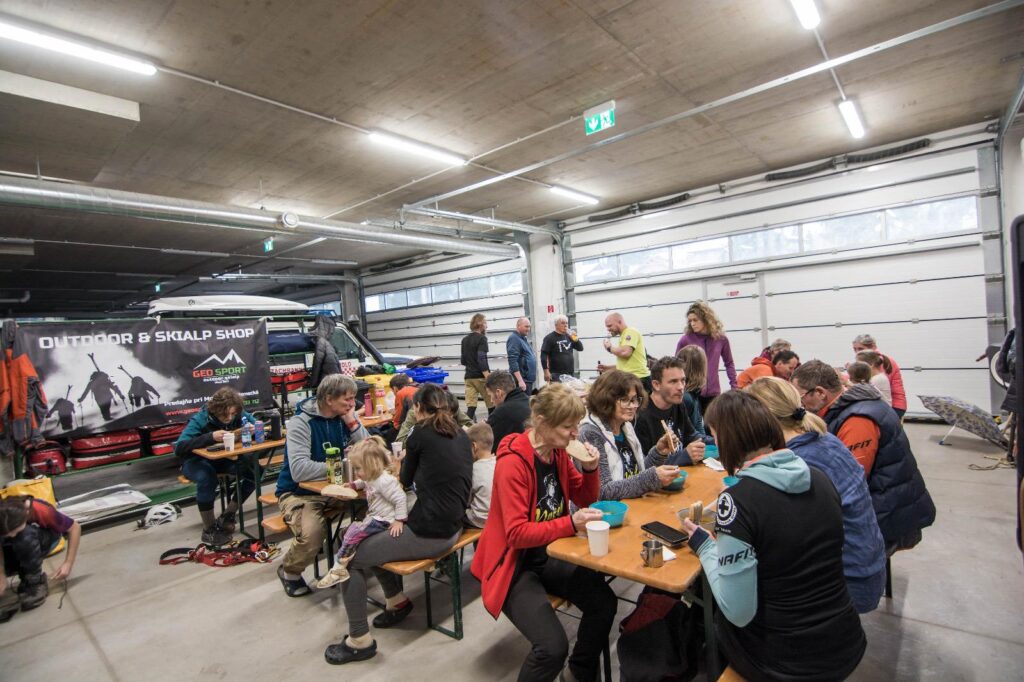 účastníci memoriálu sa občerstvujú gulášom 