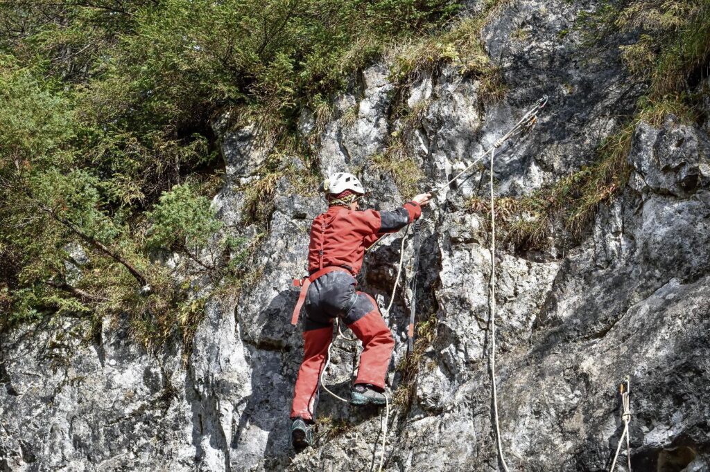 účastník memoriálu v skalnom teréne 