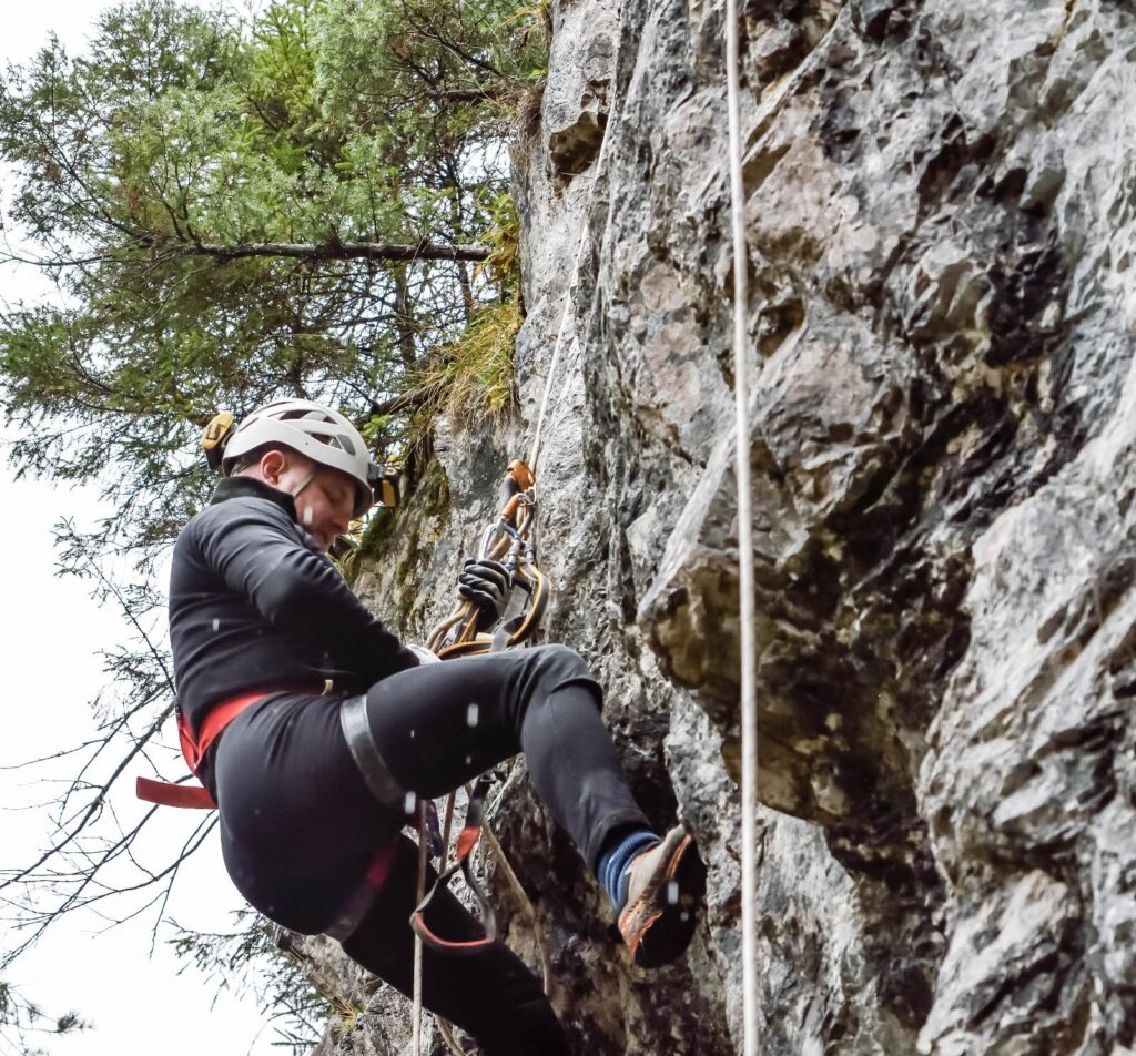 účastník memoriálu v skalnom teréne