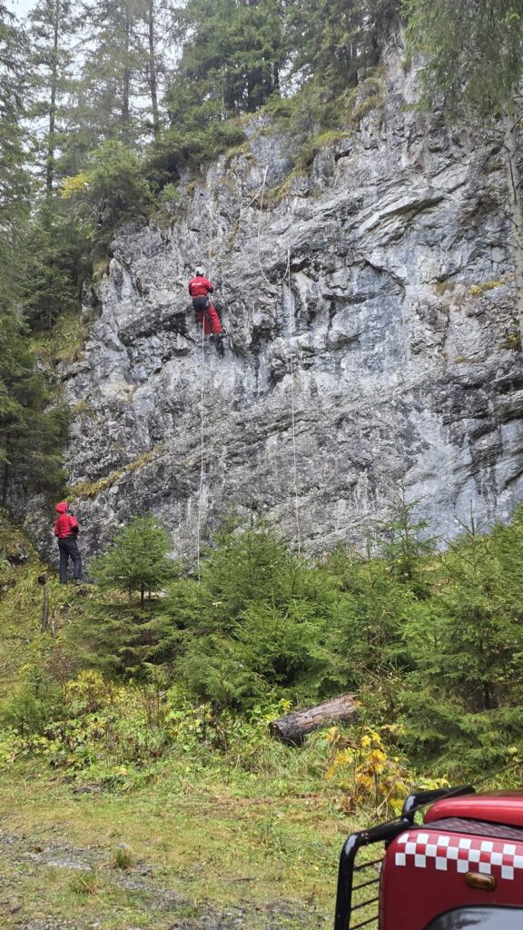 účastník memoriálu v skalnom lezeckom teréne 
