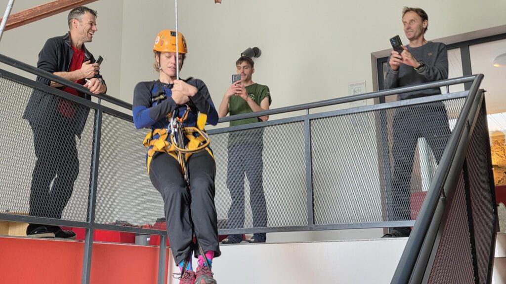 účastník memoriálu v lezeckom sedáku, naviazaný na lane pri žumarovaní 