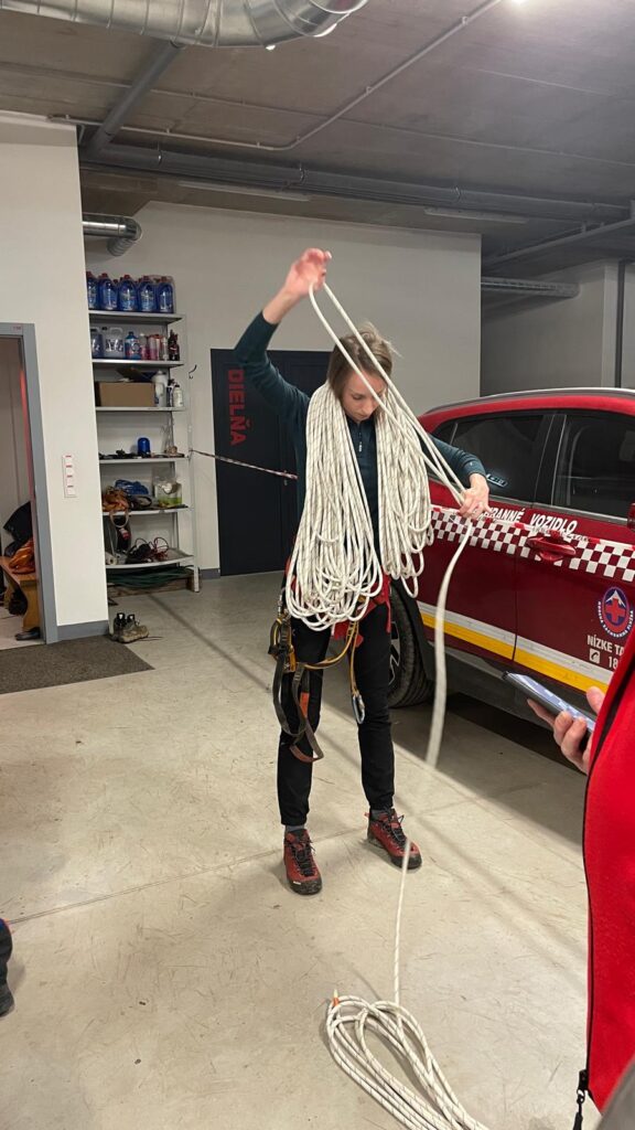 účastníčka memoriálu pri zmotávaní 100-metrového lana 