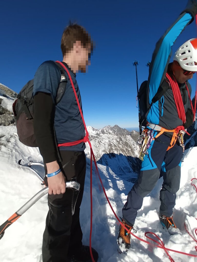 slabo vybavený turista na Gerlachovskom štíte s požičaným cepínom od záchranárov HZS, zasnežený Gerlachovský štít