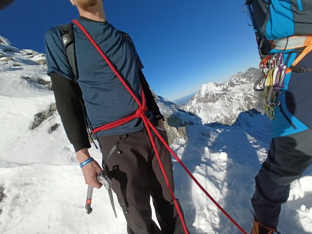 slabo vybavený turista na Gerlachovskom štíte s požičaným cepínom od záchranárov HZS, zasnežený Gerlachovský štít