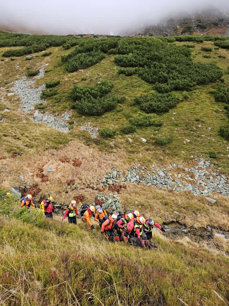 transport tela nezvestného jedenástimi záchranármi HZS s využitím lanovej techniky z ťažko dostupného terénu