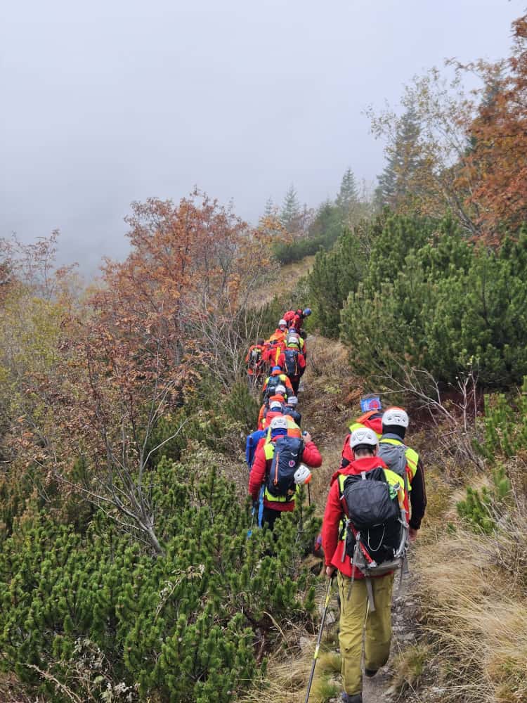 transport tela nezvestného jzáchranármi HZS na nosidlách