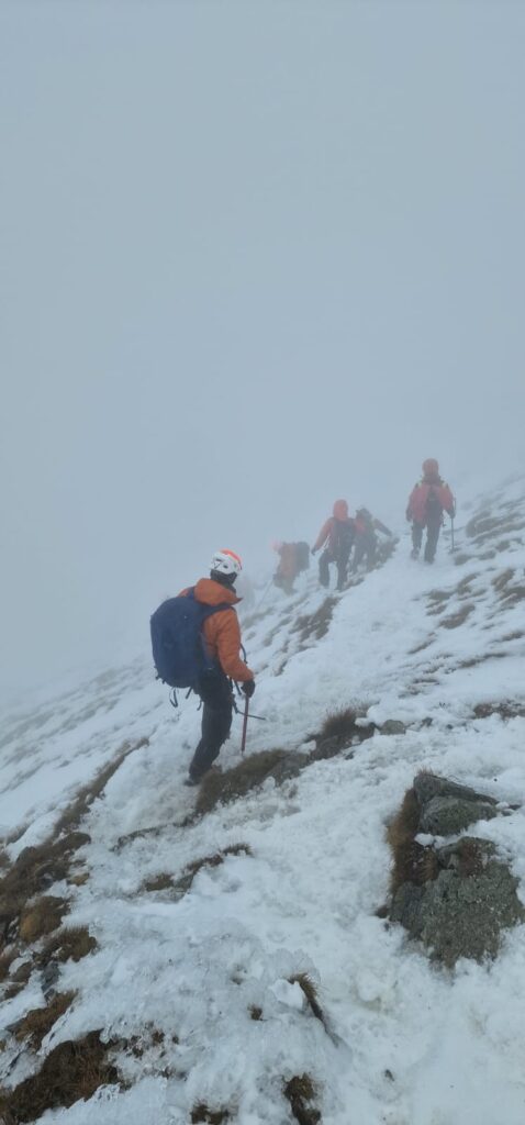 pátranie po nezvestnom záchranármi HZS v zasneženom teréne a hmle