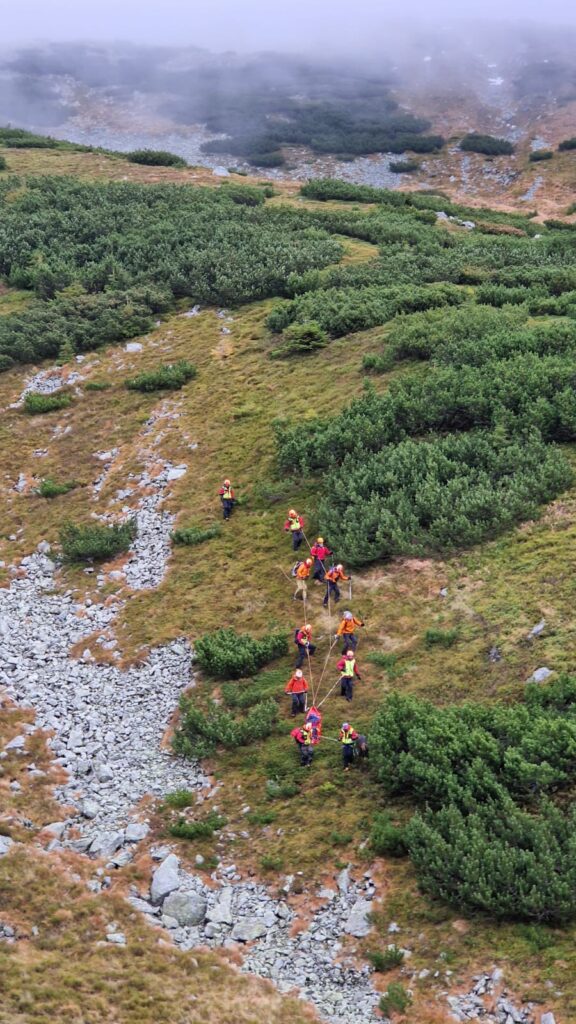 transport tela nezvestného jedenástimi záchranármi HZS s využitím lanovej techniky z ťažko dostupného terénu