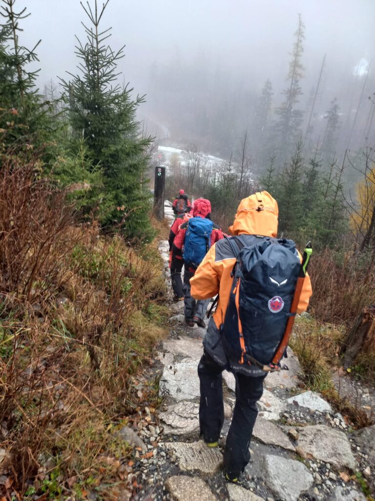 Záchranná akcia HZS - záchranári smerujú na miesto nehody po TZCH, zlé poveternostné podmienky, hmla