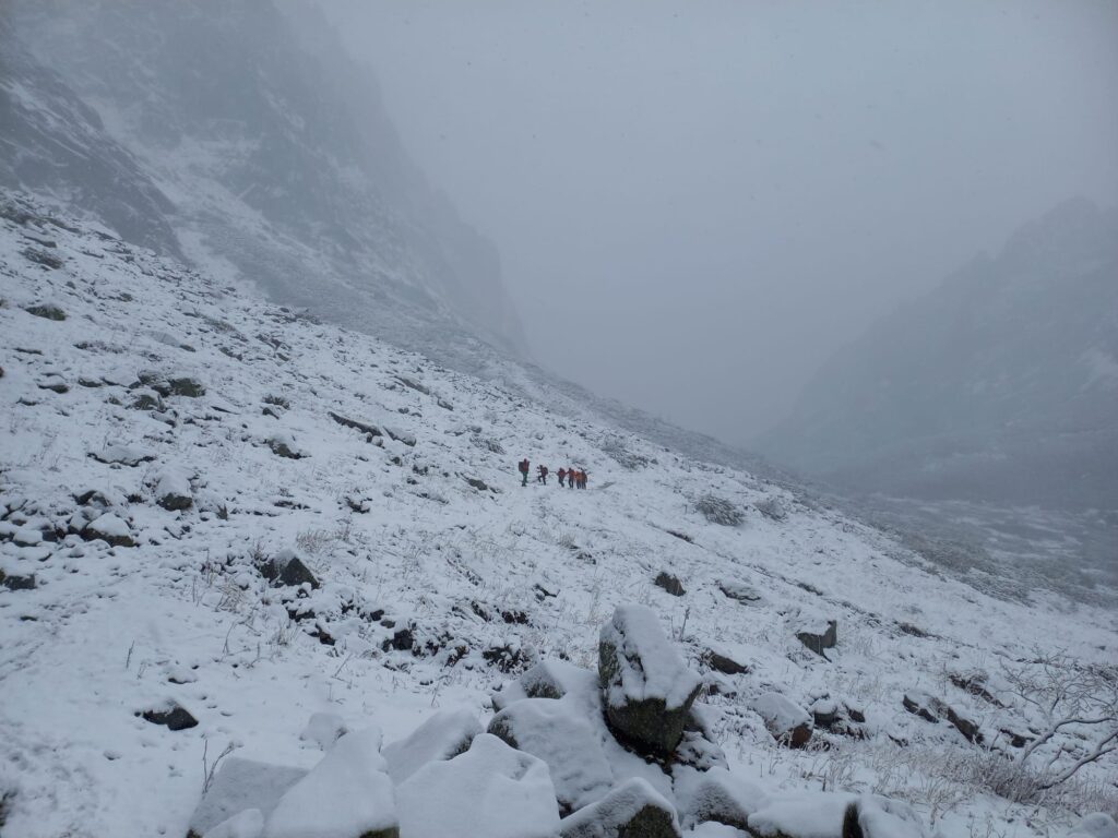 Záchranná akcia HZS - záchranári smerujú na miesto nehody po zasneženom TZCH,