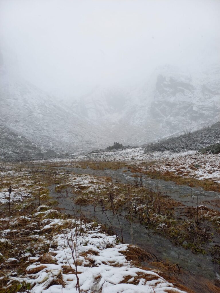 pátranie záchranármi HZS po nezvestnom popri rozvodnenom potoku v zasneženej doline