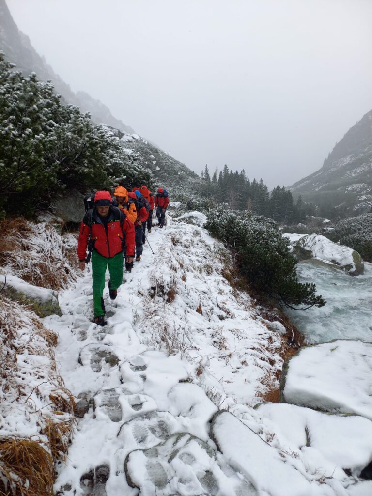 Záchranná akcia HZS - záchranári smerujú na miesto nehody po zasneženom TZCH popri potoku