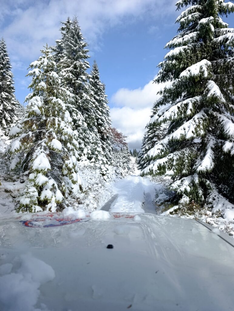 pohľad na zasnežený hrebeň Veľkej fatry z terénneho vozidla HZS
