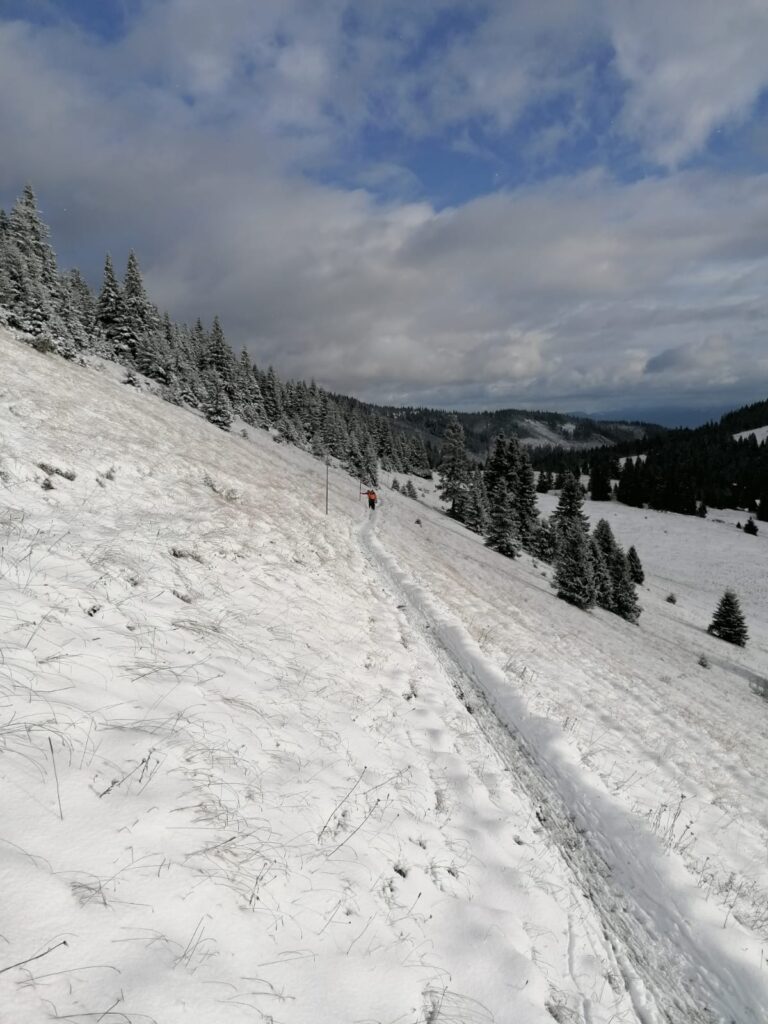 zasnežený hrebeň Veľkej Fatry, záchranári HZS pri osádzaní zimného tyčového značenia