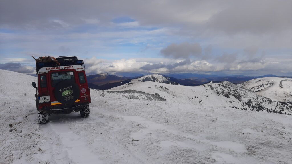 zasnežený hrebeň Veľkej Fatry s terénnym vozidlom HZS, na streche upevnené tyče