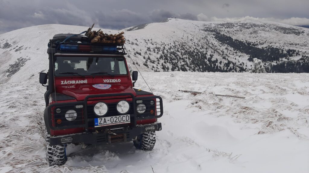 zasnežený hrebeň Veľkej Fatry s terénnym vozidlom HZS, na streche upevnené tyče