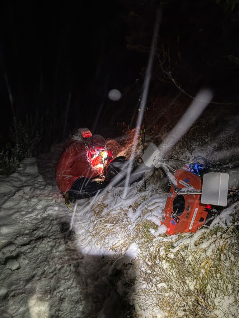 pátranie záchranármi HZS po nezvestnom v zasneženej doline s dronmi